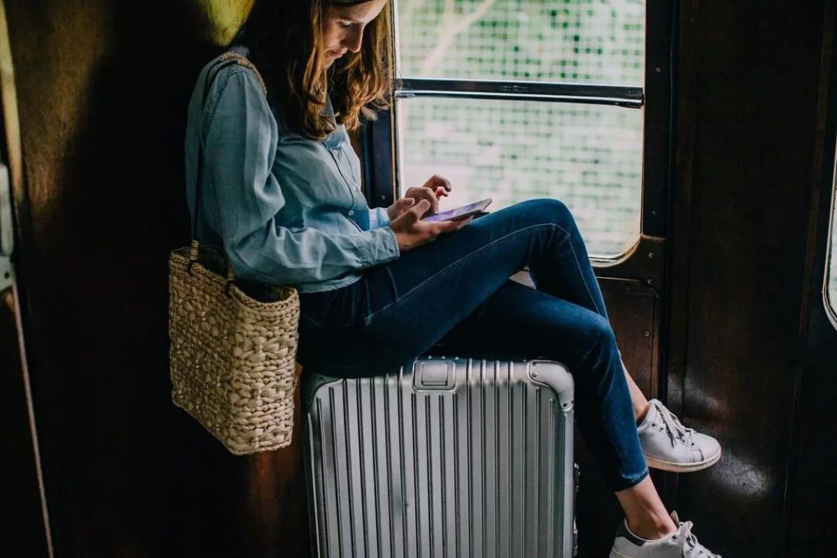 alt="viajar sozinho ou em grupo"