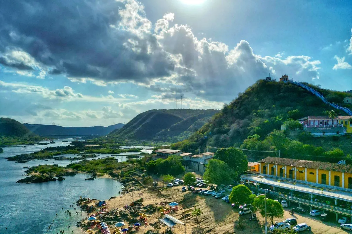 Vista aérea da região onde fica Piranhas destacando morros que cercam a cidade.
