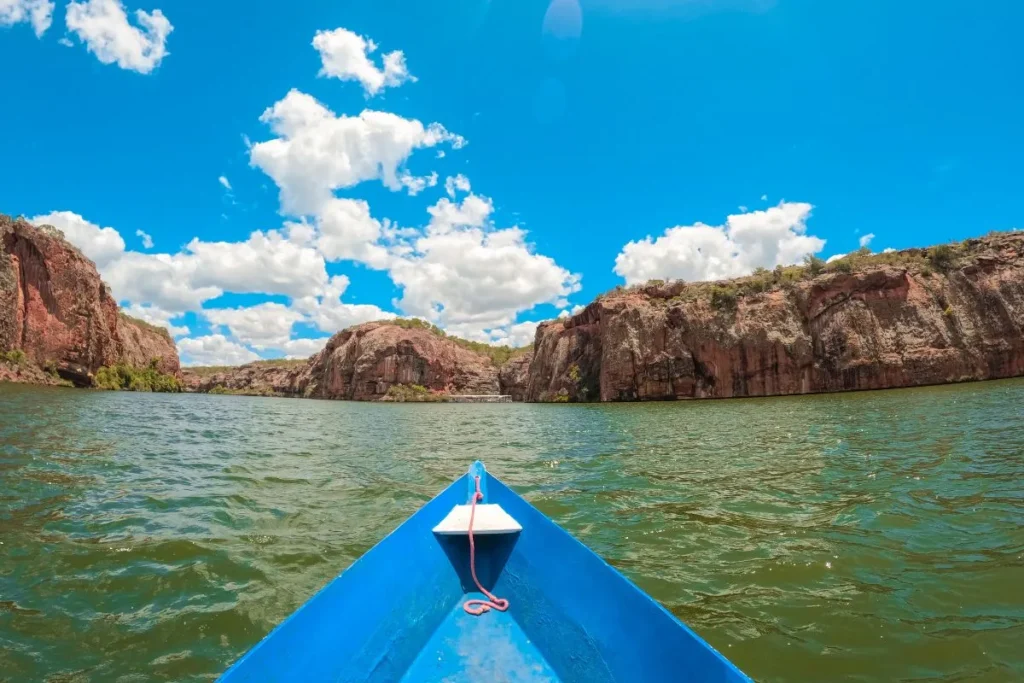 Foto de bico de canoa navegando em rio em meio aos cânions de Piranhas - Alagoas.