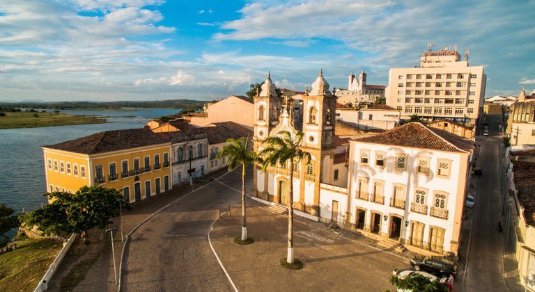 Vista da cidade de Penedo, cheia de história e cultura.
