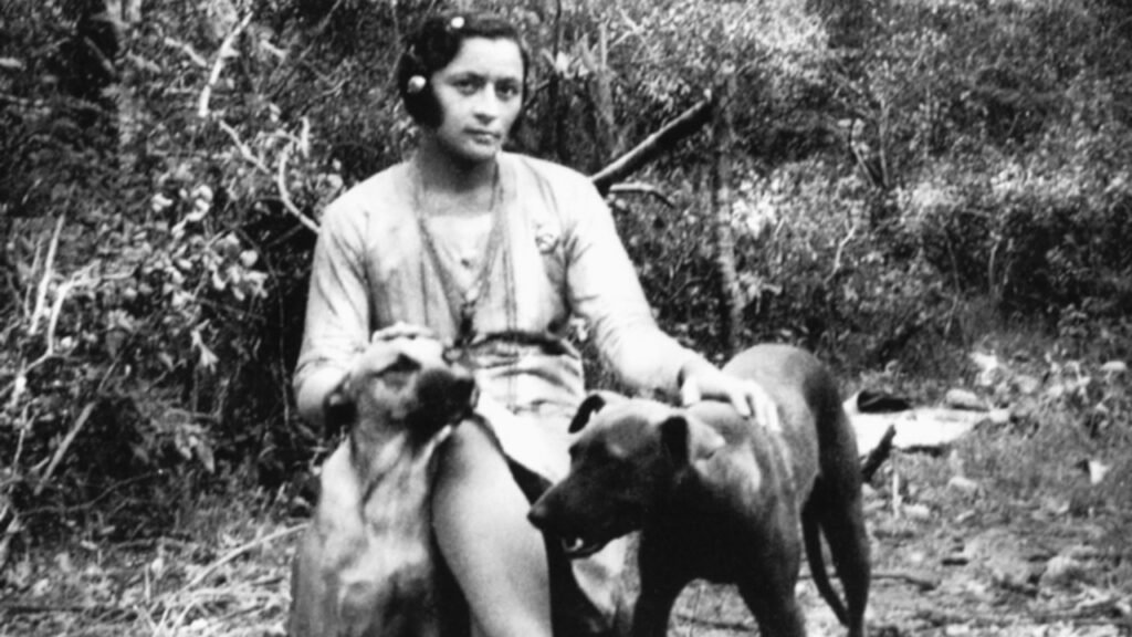 Maria Bonita com suas jóias e cachorros.