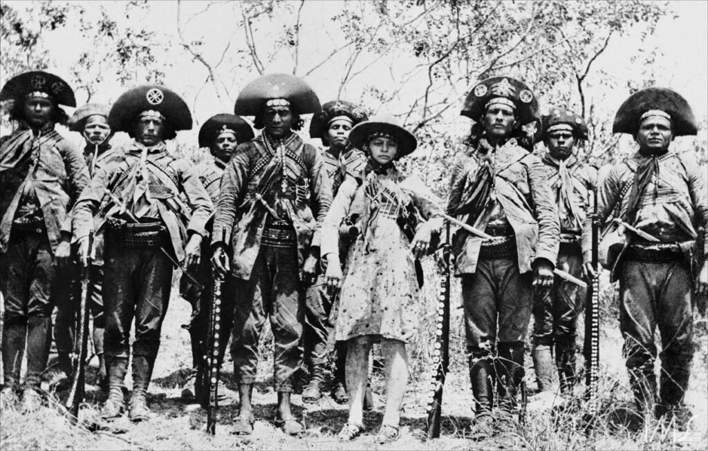 Cangaceiros, incluindo Lampião e Maria Bonita, no sertão alagoano.